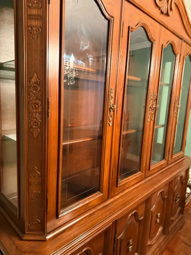 vintage dining room solid wood hand carved mint  in Dining Tables & Sets in Markham / York Region - Image 9