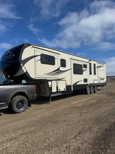 2017 Montana 380 th trailers pretty good and clean condition new tires front living room washer drye...