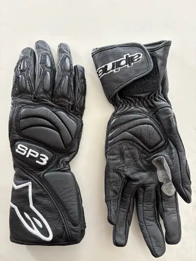 Almost new, used twice. Small size leather riding gloves.