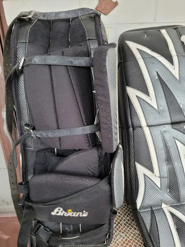 HIGH END GOALIE AND EQUIPMENT in Hockey in City of Toronto - Image 3