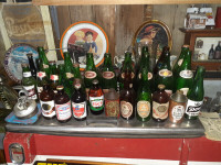 Collection de bouteille de bière,  affiche,  et pompe.