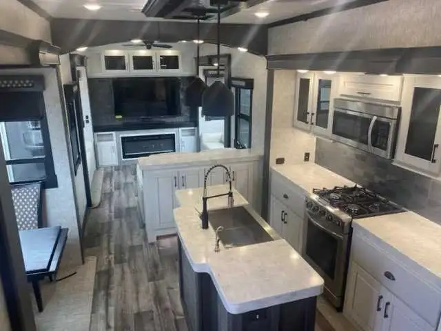 BRAND NEW NEVER USED 5TH WHEEL  in Travel Trailers & Campers in Kingston - Image 5