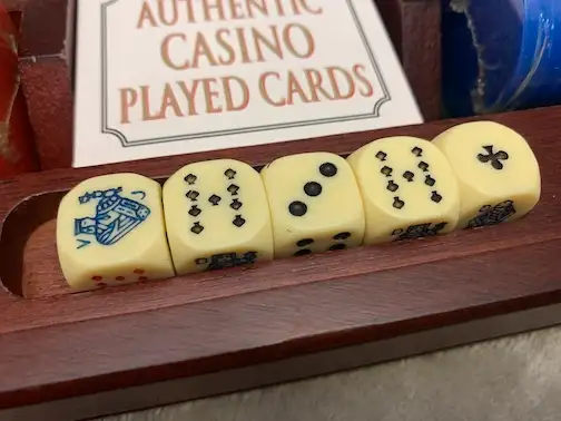 VINTAGE CLASSIC WOODEN CASE NEW IN BOX POKER CHIPS WITH CARDS AN in Arts & Collectibles in Mississauga / Peel Region - Image 7