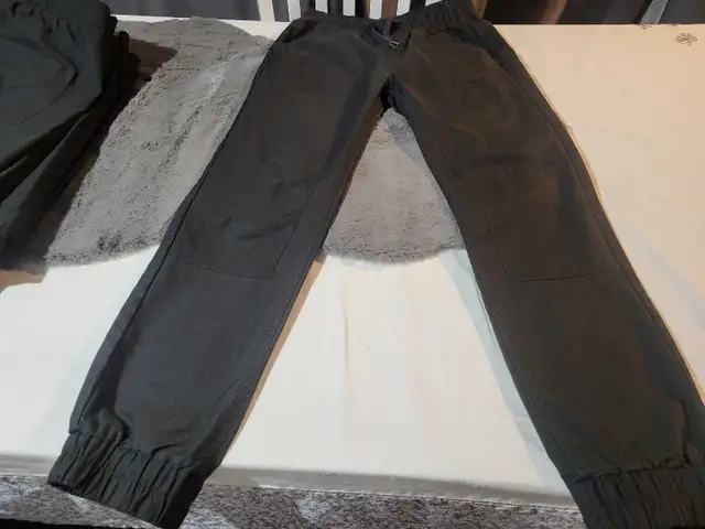 2 pantalons uniformes Collège Ville-Marie très petit adultes in Kids & Youth in City of Montréal - Image 6