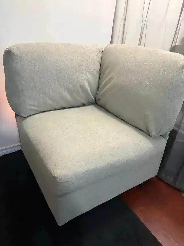 New corner chair color beige in Chairs & Recliners in Mississauga / Peel Region - Image 5