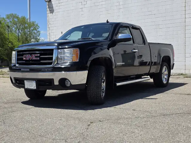 2013 GMC Sierra 1500 SLE Z71 4x4 - 5.3L V8 in Cars & Trucks in Brantford - Image 3