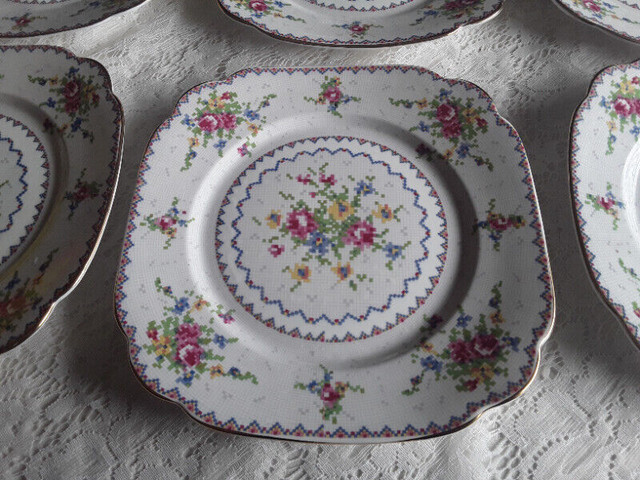 BONE CHINA DESSERT/SALAD PLATES (8)- PETITE POINT - ROYAL ALBERT in Arts & Collectibles in City of Toronto - Image 3