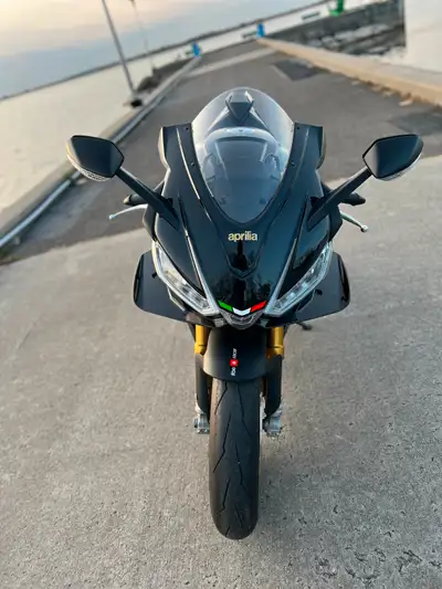 2022 Aprilia RSV4 Factory 1100 Ultra Dark APRC Achat: neuf en Aout 2023 au concessionnaire Été 2023...