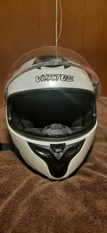 Casque de moto VIRTUE blanc (jamais utilisé). Homologué DOT, avec 2 aérations pour un confort optima...