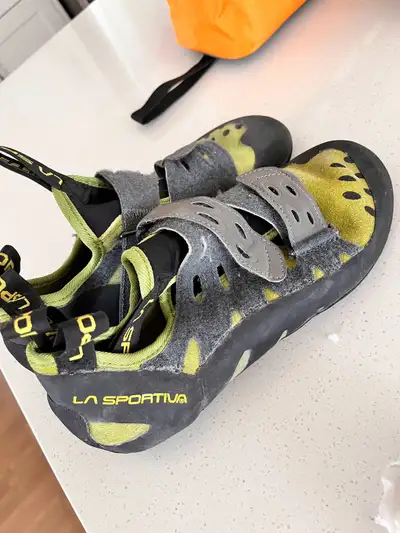 Size Men’s USA 8.5 Like new Bought from MEC