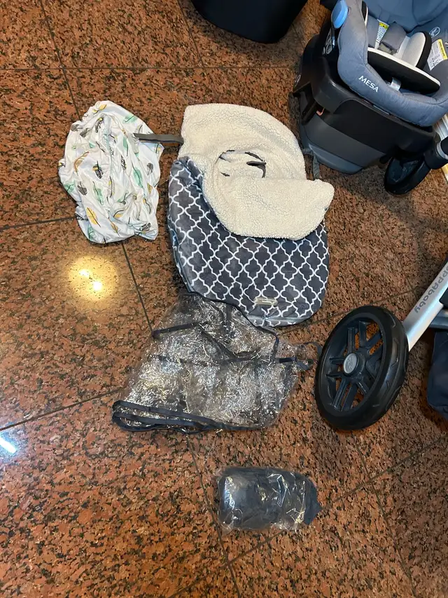 Uppababy Vista stroller set . Clean as new  in Strollers, Carriers & Car Seats in Markham / York Region - Image 5