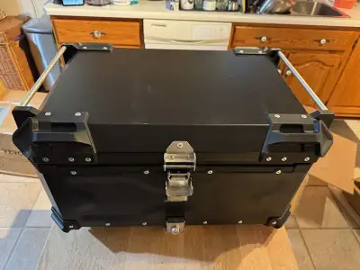 Vevor motorcycle top box Has quick release plate on the bottom No keys Mounted once Call or text Mik...