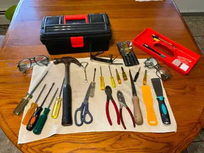 Coffre à outils pratique pour maison. (Tout équipé) À vendre seulement $35 / (Valeur de $70 environ)...