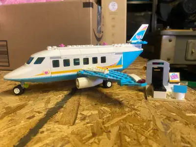 Built lego Friends airplane set, top part comes off pickup and cash Thanks!