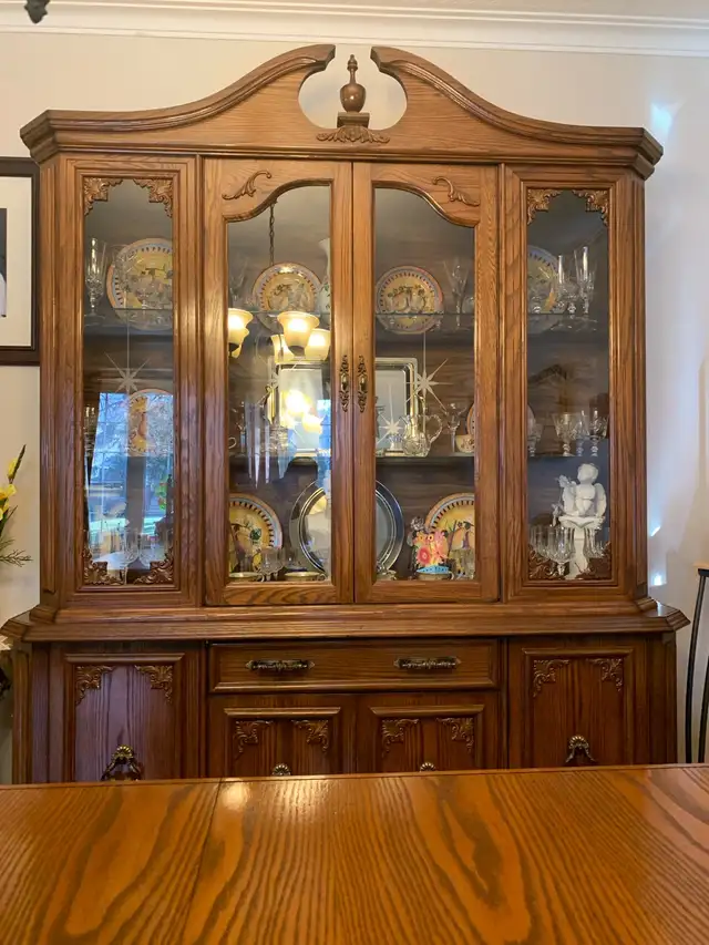 Vintage Dinning Set with Hutch in Dining Tables & Sets in City of Toronto - Image 3