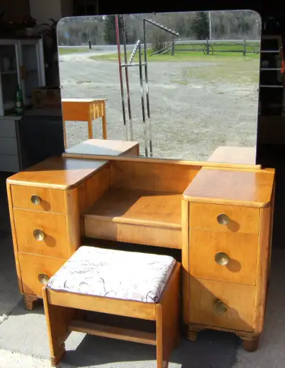 Belle maquilleuse avec banc, View more