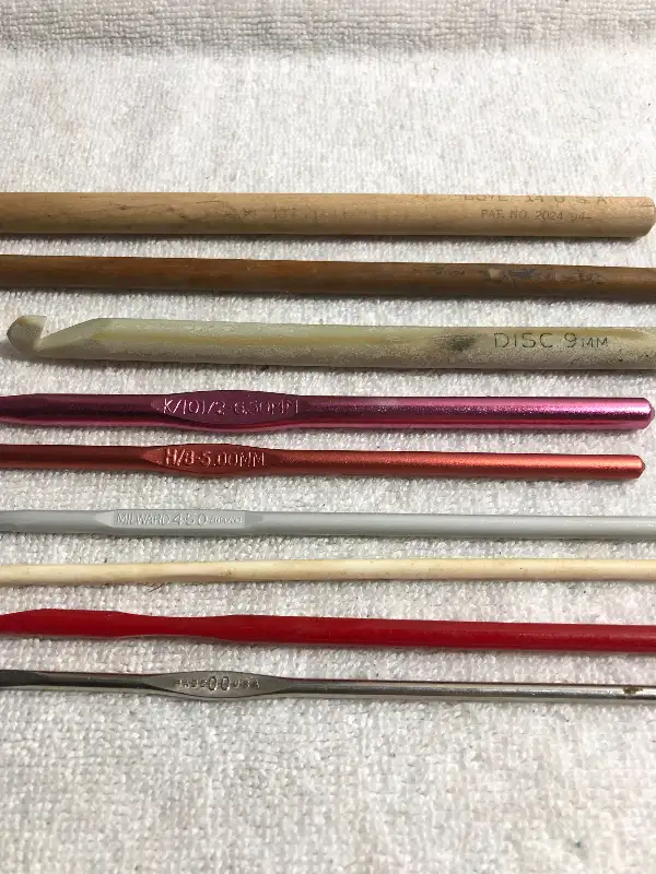 Assorted Sizes of Crochet Hooks Sold Separately $4 Each in Hobbies & Crafts in Sunshine Coast - Image 3