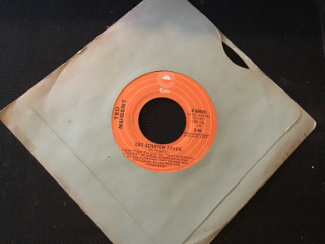 45 r.p.m, Ted Nugent “Cat scratch fever” (p)1977 single dans Matériel audio professionnel  à Lévis