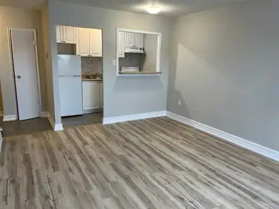 August - Bright Top Floor 2bd, Great View, Centertown!