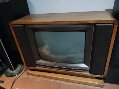 Hitachi 28-inch Color CRT TV | Made in Canada | from 1989, View more