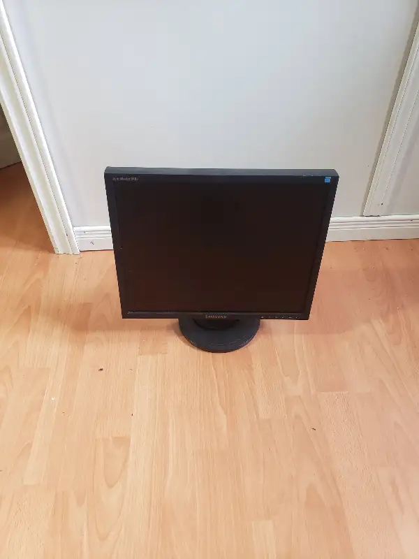 4 LCD COMPUTER MONITORS FOR SALE! $70- $80 EACH O.B.O in Monitors in Oshawa / Durham Region - Image 4