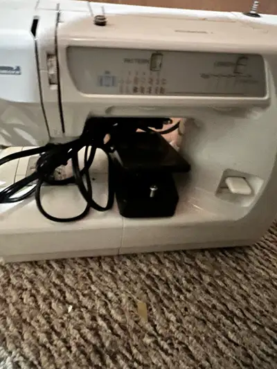 Lightly used sewing machine, Must pick up