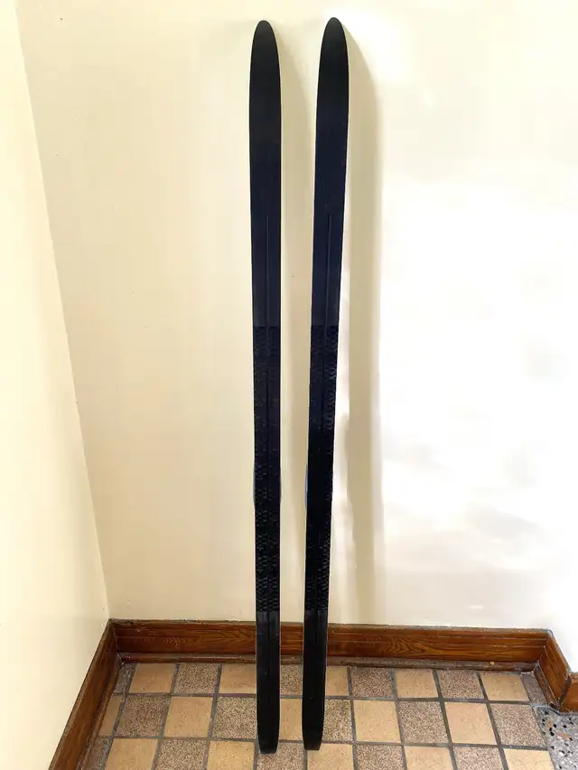 Rossignol Cross Country Skis Waxless Base150 cm NNN Rossignol in Ski in City of Montréal - Image 6