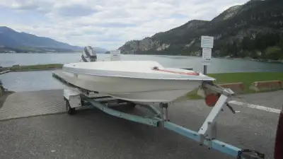 Power tilt on motor. Small wake.