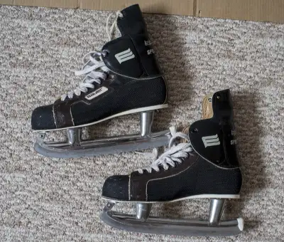 Pair of Bauer Special Pro 99 men's skates. Appear to be size 9. Marking on skate blade 10 2/3 768. G...