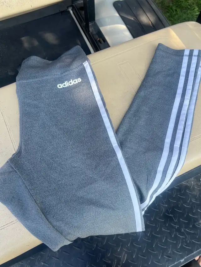 adidas leggings  in Women's - Bottoms in City of Toronto - Image 2