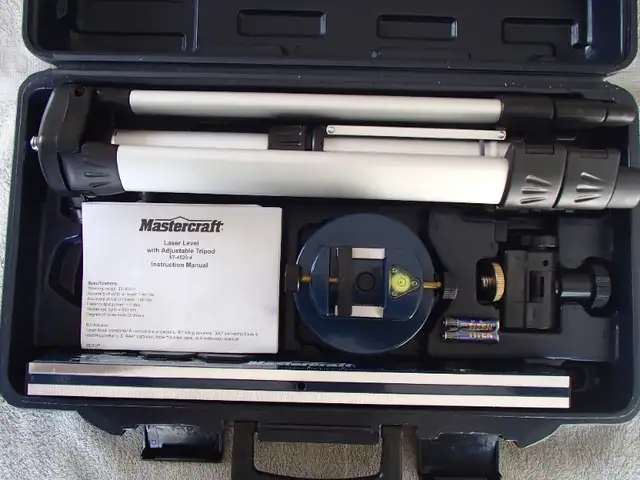Mastercraft Laser Level with Adjustable Tripod 5 Piece Set in Hand Tools in Sarnia - Image 4
