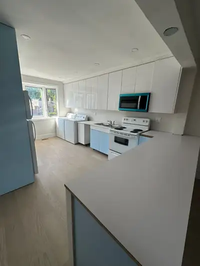 BRIGHT AND SPACIOUS ROOM FOR RENT - NEWMARKET - yonge and davis