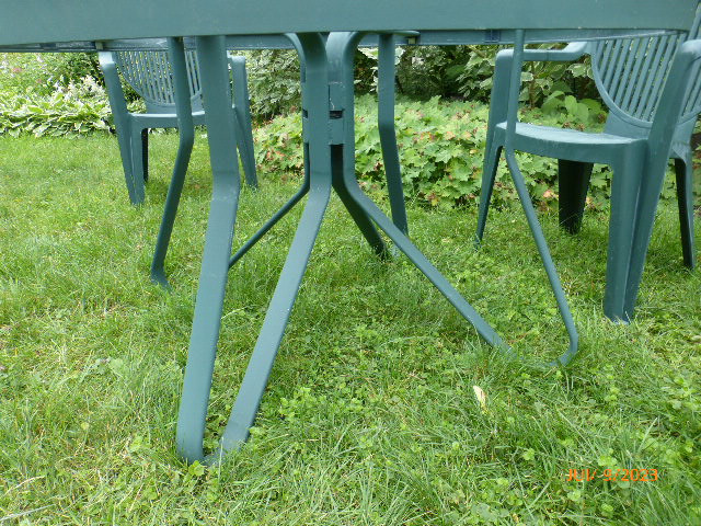 Table de patio ronde et chaises dans Mobilier pour terrasse et jardin  à Ville de Montréal - Image 3