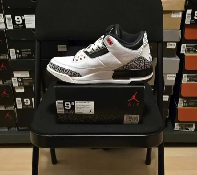 Air Jordan 3 Infrared 23 size 9.5 in Men's Shoes in City of Toronto - Image 4