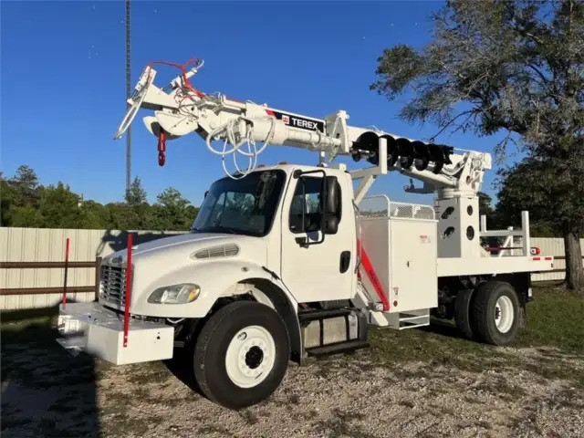 2014 Freightliner Terex C4047 Digger Derrick Unit with Tbox in Other in Prince George - Image 2