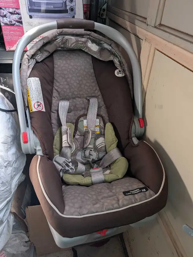 baby car seat in Strollers, Carriers & Car Seats in Oakville / Halton Region - Image 2