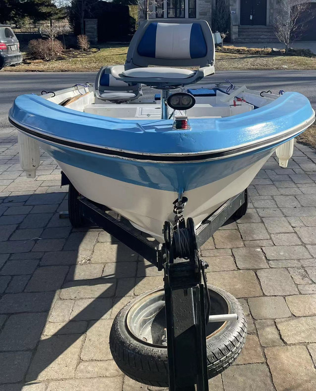 14 feet fishing boat + Trailer dans Vedettes et bateaux à moteur  à Ville de Montréal