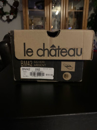 Woman’s le chateau never worn 30$