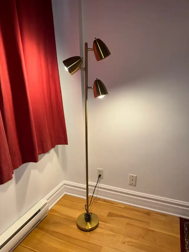 Gold floor lamp vintage mcm brass metal style 66" height in Indoor Lighting & Fans in City of Montréal - Image 2