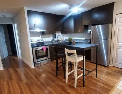 La chambre disponible dans ce 4 et demi sur la rue front à Aylmer offre un espace de vie confortable...