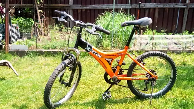 Bike  CCM 12 speed in Kids in London - Image 2