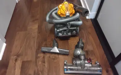 Dyson canister vacuum has carpet and hardwood floor attachments. Plus 4 other nozzle attachments. In...