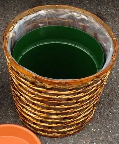 beau cache pot en rotin $10 dollars aussi pot vert 12 pouces $5. TRANSACTION PAR TÉLÉPHONE SEULEMENT...