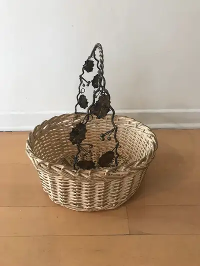 Basket with Bronze Handle - Panier avec Poignée en Bronze, View more