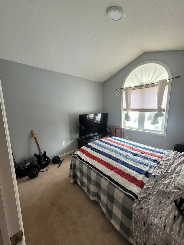 room for rent in Room Rentals & Roommates in Oshawa / Durham Region - Image 4