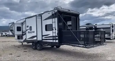 MINT UNIT! 2023 Grand Design Momentum 25G TTTH. 32 feet. 2 slides. One in kitchen and one in bedroom...