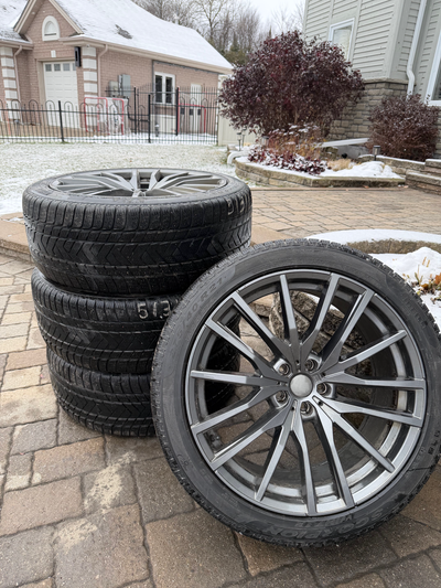 21" Pirelli Scorpion Winter Tires 275/40 R21 Very good condition. Mounted on custom alloy rims. TPMS...