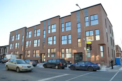 Voir annonce DuProprio : https://duproprio.com/fr/montreal/villeray-st-michel-parc-extension/condo-a...