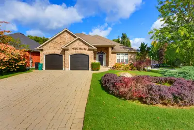 uxury living tucked deep in the heart of Deer Ridge on an exclusive private crescent. Often sought a...