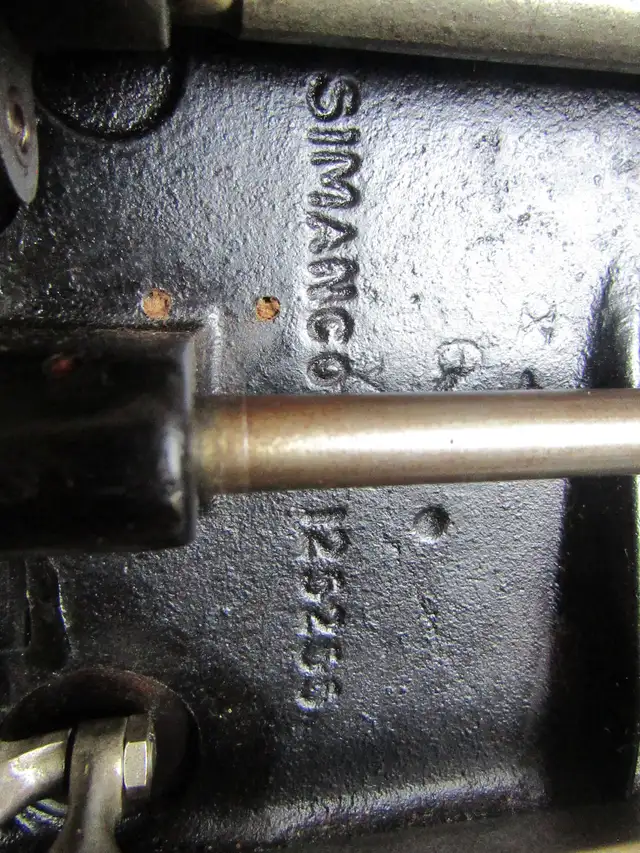 Vintage Singer Sewing Machine - 1949 in Arts & Collectibles in City of Toronto - Image 8